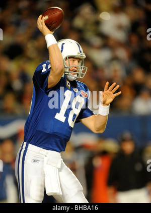 Peyton Manning #18 di Indianapolis Colts passa contro i New Orleans Saints durante il Super Bowl XLIV Foto Stock