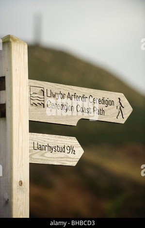 Dito di legno post segno posto per la lunga distanza Ceredigion sentiero costiero, Aberystwyth Wales UK Foto Stock