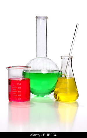 Vetreria di laboratorio con palloni e bicchiere isolate su sfondo bianco Foto Stock