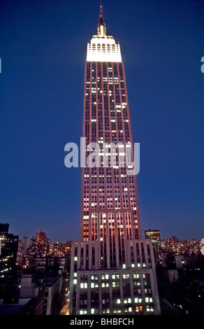 New York, NY - USA- Empire state Building illuminato di notte. Angolo basso Foto Stock