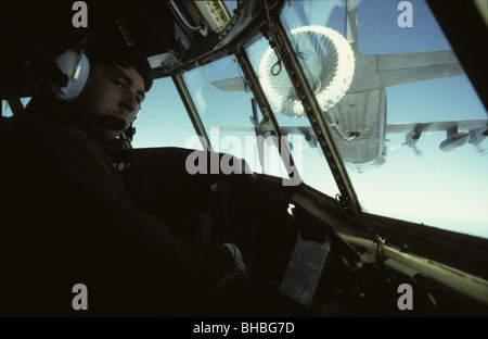 Hercules piano di trasporto essendo rifornito da un altro Herc a mezz aria in rotta verso le Falkland nel 1982 Foto Stock