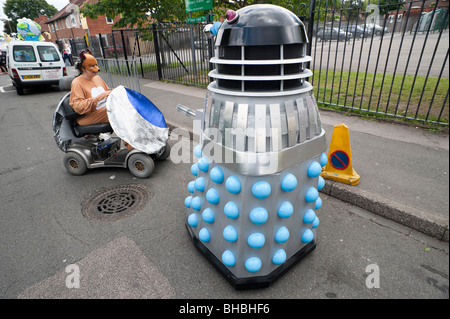 Carshalton sfilata di carnevale. Dalek amd recare su uno scooter Foto Stock