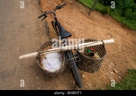 Madagascar Gennaio 2010. Bicicletta con due cestelli sul retro per il trasporto di merci Foto Stock