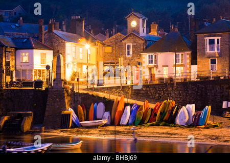 Il calare della notte su barche ondeggiando sulla marea nel porto nel vecchio villaggio di pescatori di Mousehole, Cornwall Foto Stock