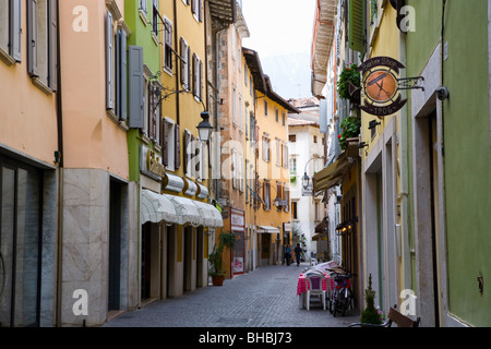 Arco, Trentino-Alto Adige, Italia. Vista lungo la coloratissima Via Segantini nel cuore del villaggio. Foto Stock