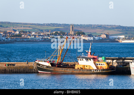 Pescherecci da traino con buttafuori PZ-137 Twilight III nel Porto di Newlyn, Cornwall. Penzance è visibile in background. Foto Stock