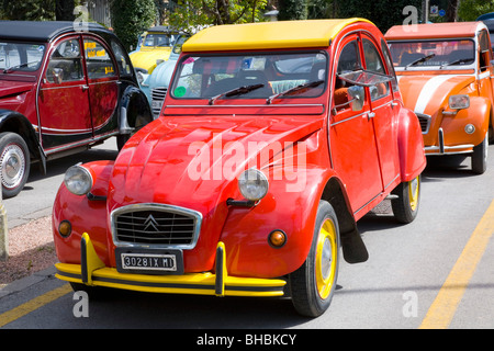 Arco, Trentino-Alto Adige, Italia. Colorate auto parcheggiate in righe a Citroën 2CV rally. Foto Stock