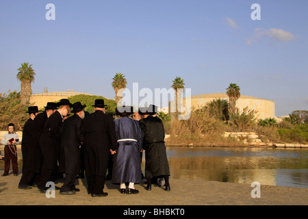 Israele, Tel Aviv, Tashlich cerimonia della congregazione Premishlan dal fiume Yarkon Foto Stock