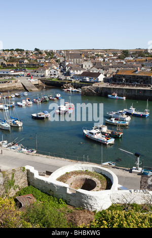 Una vecchia fornace di calce sul porto nel vecchio villaggio di pescatori di Porthleven, Cornwall Foto Stock