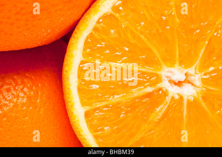 Piatto sovraccarico laici immagine ravvicinata di arance intere e tagliate a metà Foto Stock