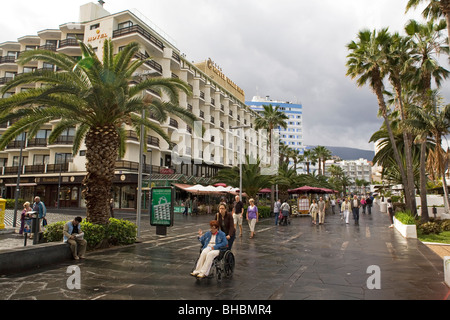 La gente di passeggiare lungo il viale lungomare nella cittadina di Puerto de la Cruz sull'isola di Tenerife. Foto Stock