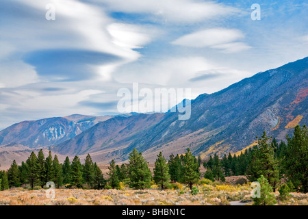 Nuvole lenticolari sopra la Sierra Orientale Montagne, California Foto Stock