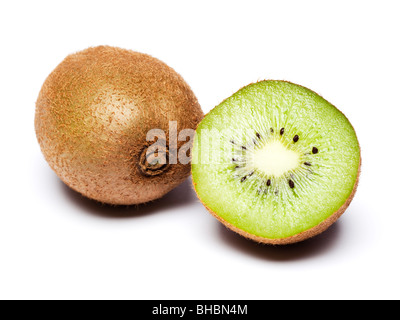 I kiwi intero e dimezzato, ritagliata su sfondo bianco Foto Stock