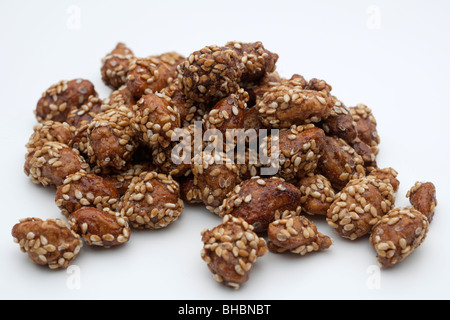 Pila di caramello rivestito di arachidi tostate cosparsi di semi di sesamo Foto Stock