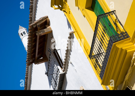 Guadalupe, Estremadura, Spagna. Case di villaggio tradizionale con balconi in ferro battuto, inclinato vista. Foto Stock