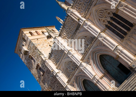 Guadalupe, Estremadura, Spagna. La facciata del Real Monasterio de Santa María de Guadalupe, inclinato vista. Foto Stock