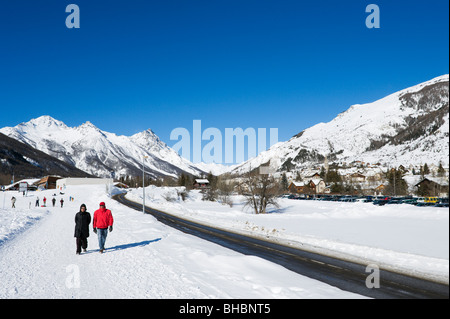 Walkers su un percorso nei pressi della zona sciistica, Le Monetier les Bains, Serre Chevalier, Hautes Alpes, Francia Foto Stock