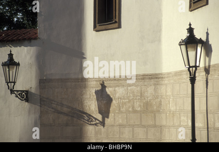 Ombra della tradizionale lampada di strada a Praga Foto Stock