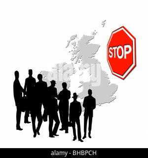 Arrestare l'immigrazione! Immagine concettuale di coloro che tentano di entrare nel Regno Unito con un grande segno di stop rosso davanti a loro Foto Stock