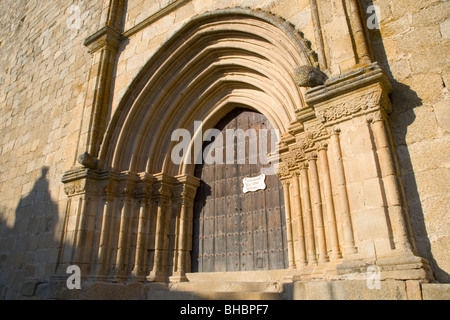 Trujillo, Estremadura, Spagna. Porta Occidentale del XIII secolo la Iglesia de Santa María la Mayor in città alta. Foto Stock