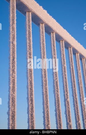 Pupazzo di neve con barre di acciaio in contro il cielo blu Foto Stock