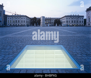 "Versunkene Bibliothek' da Micha Ullmann - Memorial sito libro nazista bruciore, Bebelplatz, Berlino, Germania Foto Stock