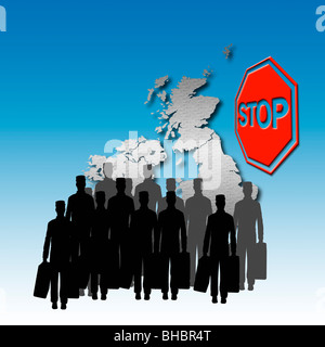 Arrestare l'immigrazione! Immagine concettuale di coloro che tentano di entrare nel Regno Unito con un grande segno di stop rosso davanti a loro Foto Stock