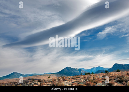 Nuvole lenticolari sopra la Sierra Orientale Montagne, California Foto Stock