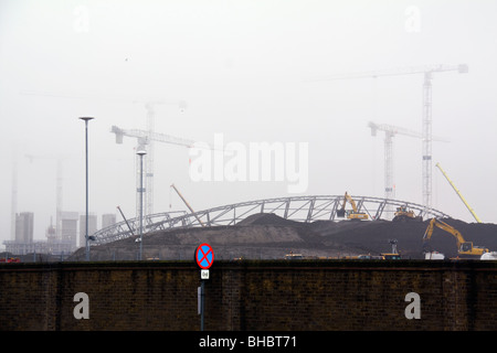 Gru e un ancora incompiuta al velodromo olimpico sito di sviluppo nella zona est di Londra in una nebbiosa mattina di dicembre, 2009. Foto Stock