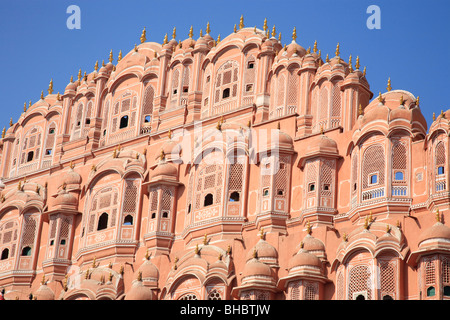 La facciata del Hawa Mahal o Palazzo del vento a Jaipur, Rajasthan, India Foto Stock