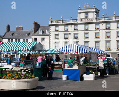 Kelso Farmers Market svoltasi nella piazza principale della città - Scottish Borders Regno Unito Foto Stock