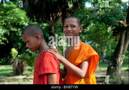 Due giovani monaci in un monastero accanto a Angkor Wat in Cambogia Foto Stock