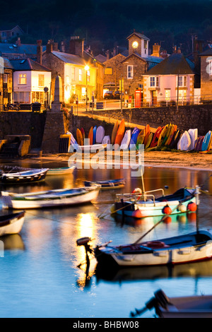 Il calare della notte su barche ondeggiando sulla marea nel porto nel vecchio villaggio di pescatori di Mousehole, Cornwall Foto Stock