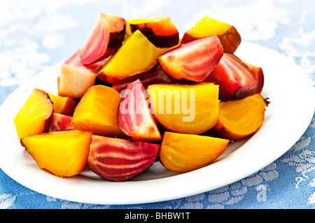 Arrosto rosso a fette e golden bietole su una piastra Foto Stock