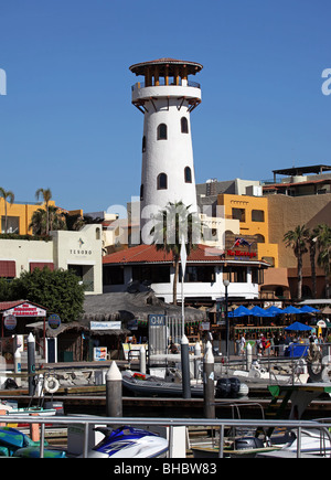 Cabo San Lucas porto Marina con barche e il faro. Resort messicano e cruise port sulla punta della penisola della Baja California. Foto Stock