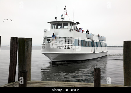Voyager ferry boat dock si avvicina al Fair Harbour, Fire Island, NY, STATI UNITI D'AMERICA Foto Stock