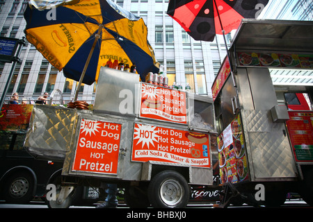 Hot Dog e pretzel carrelli in midtown Manhattan, New York, NY, STATI UNITI D'AMERICA Foto Stock