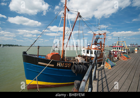 Barche da pesca legato fino a Ha'peenny, pier, Harwich, Essex. Foto Stock