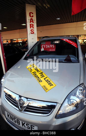Acquista ora, paga in seguito indicazioni su Vauxhall vetture a uno showroom in Shoreham, un tentativo di convincere la gente ad acquistare nuove auto nonostante la recessione Foto Stock