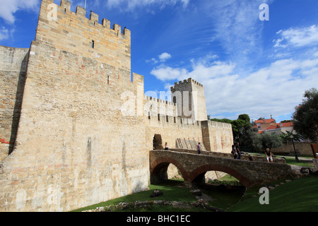 Il castello Sao Jorge è un Maures fortezza costruita nel secolo10th nel cuore del quartiere storico di Lisbona Foto Stock