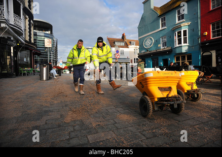 Consiglio lavoratori gritting le strade del centro di Brighton Foto Stock