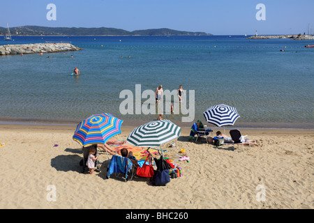 Spiagge nel sud della Francia. La vivace scena vacanze nel mese di agosto Foto Stock