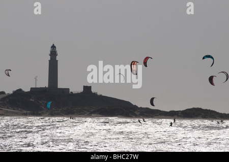 Spagna. I turisti windsurf presso la spiaggia di Caños de Meca, nei pressi di Capo Trafalgar, dove ebbe luogo la famosa battaglia nel 1805 Foto Stock