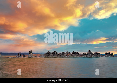 Alba sul lago mono. California Foto Stock