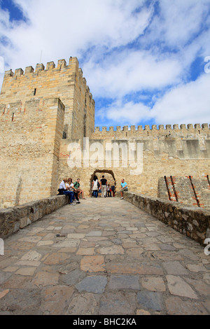 Il castello Sao Jorge è un Maures fortezza costruita nel secolo10th nel cuore del quartiere storico di Lisbona Foto Stock