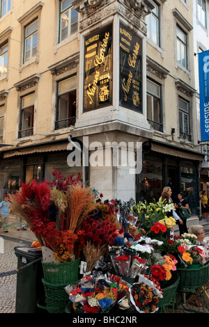 Fiore all'aperto venditore nella principale strada dello shopping di Lisbona Foto Stock