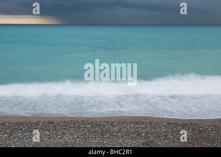 La spiaggia di Nizza sotto una torbida e tempestoso giorno Foto Stock