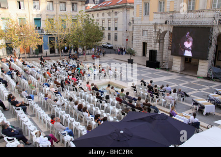 Persone che guardano un free open air opera nel quartiere Baixa Chiado distretto di Lisbona Foto Stock