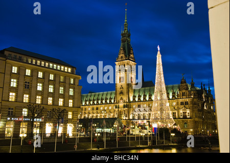 Il municipio di Amburgo in Germania, con albero di Natale a sera e notte Foto Stock