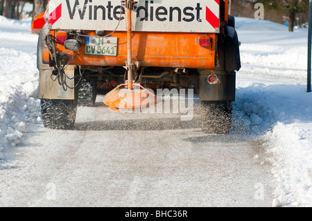 Strada Gritter occupato sulla neve a Monaco di Baviera il parco olimpico. Germania. Foto Stock